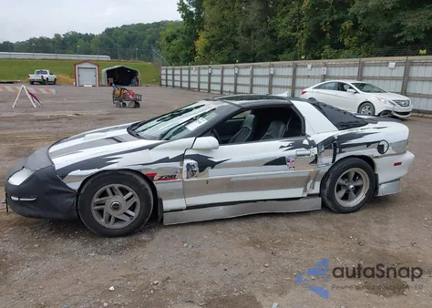 1997 Chevrolet Camaro Z28 z USA, uszkodzony, nr VIN 2G1FP22P1V2106094